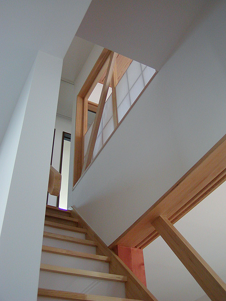 築10年の木造住宅リフォーム　i:yo(イヨ)　階段見上げ