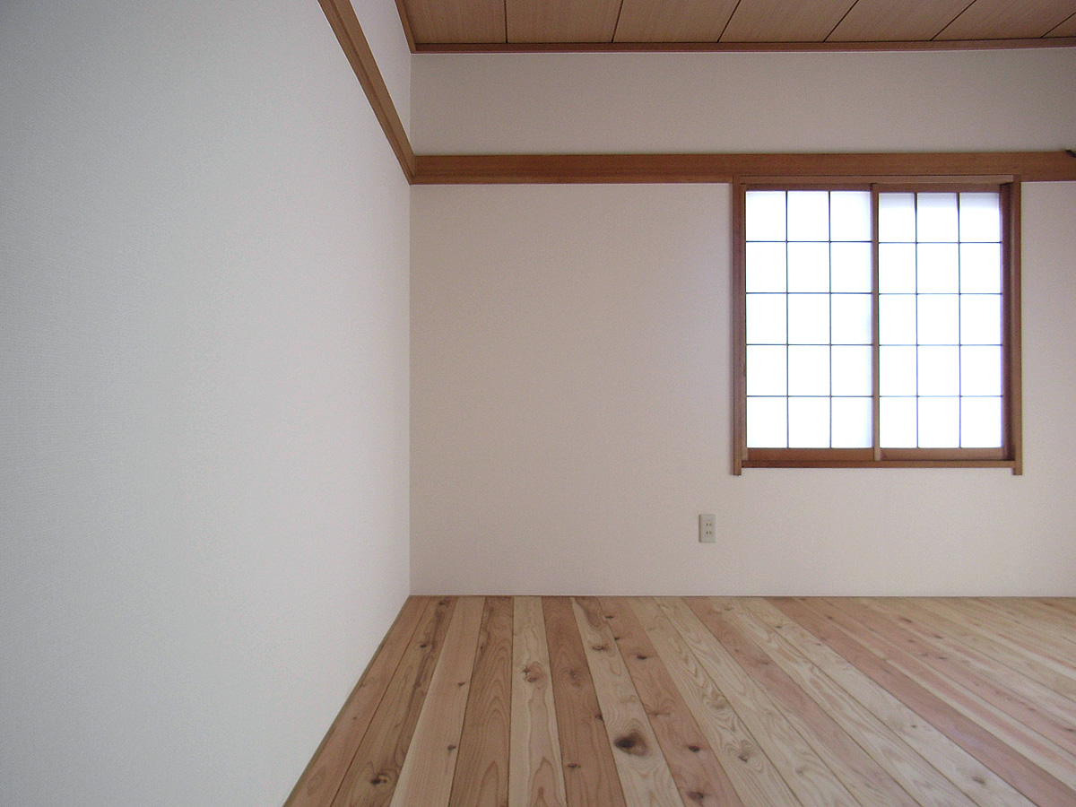和室の床を畳から杉板に変えた実例（なずなハウス）