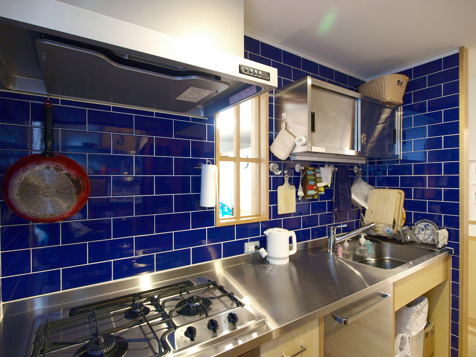 ハウスメーカーの家リノベーション　千住大橋の家　キッチン　ブルーのタイル