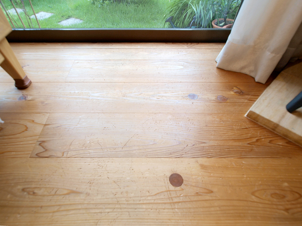 杉板の床とねこ　風樂房