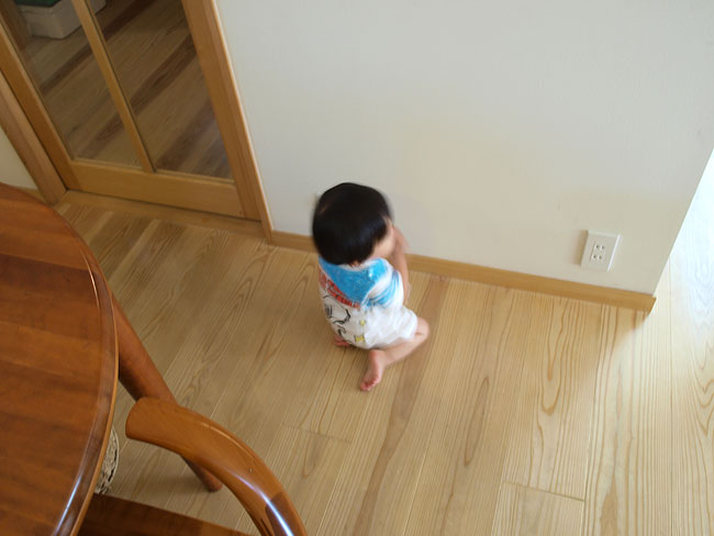 赤ちゃんと木の床