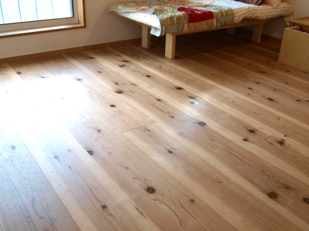 杉板の床　一般的な１年後