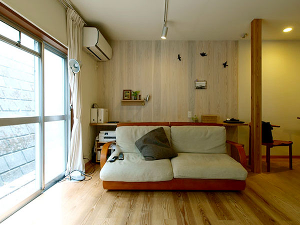 サトサト：リビング　杉板の壁