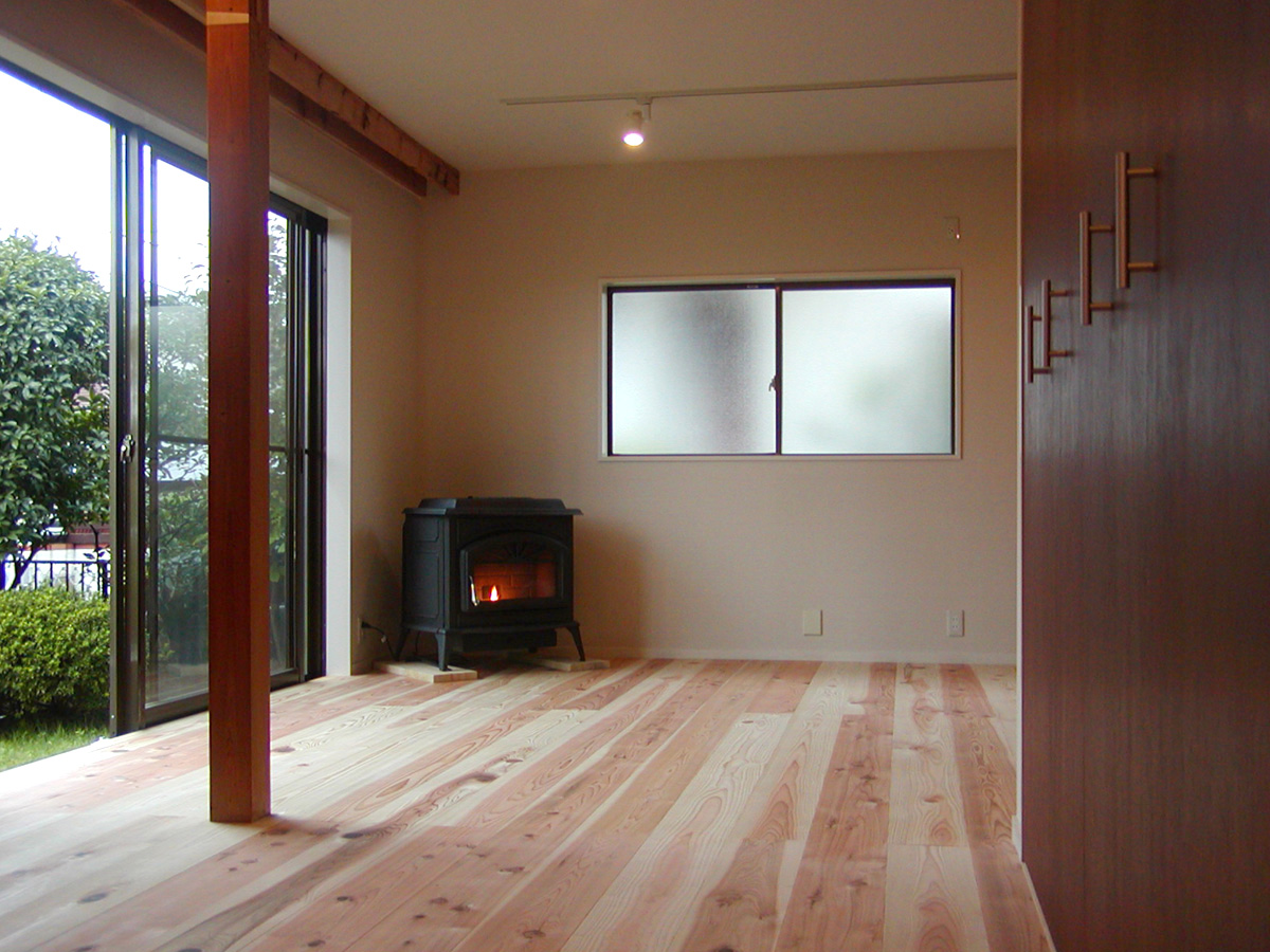 工事終了時の床の杉板の色