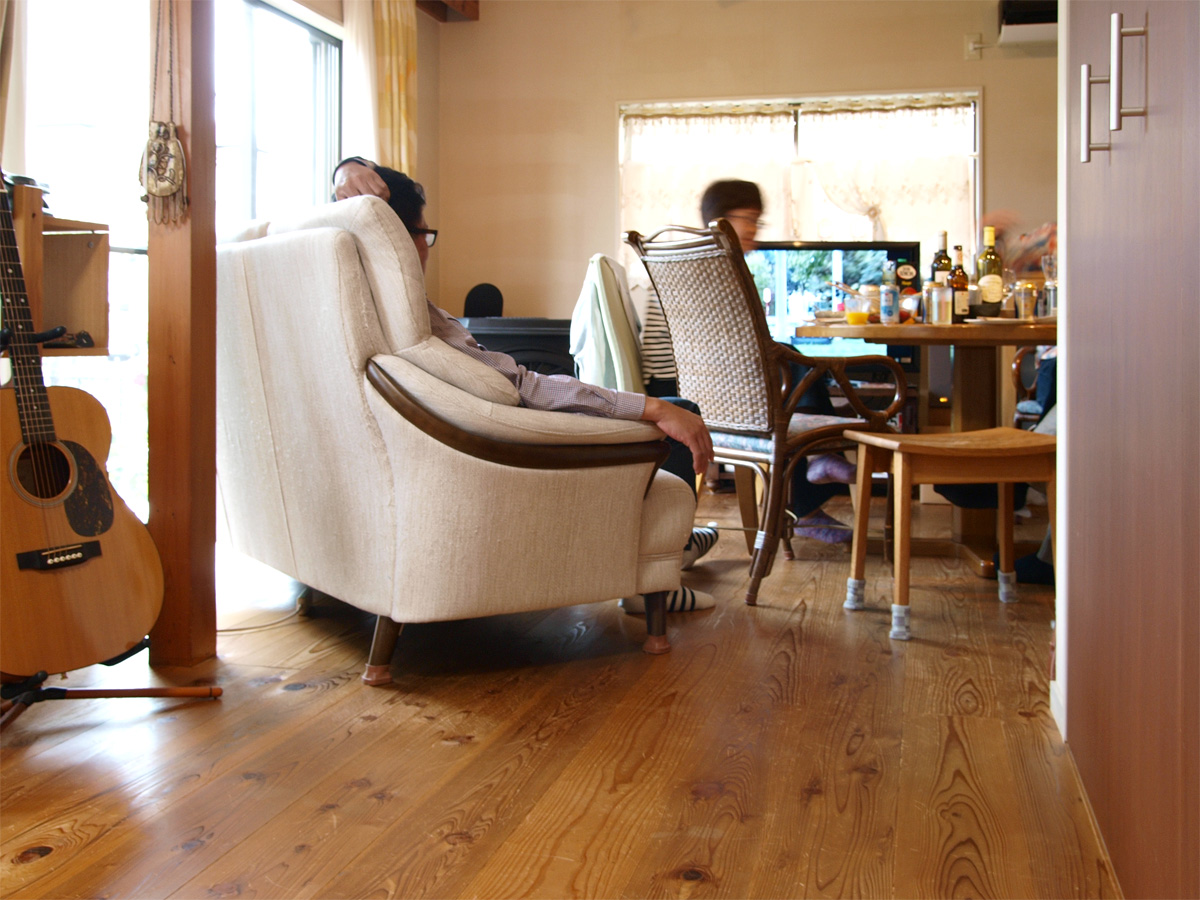 工事から１２年経った床の杉板の色