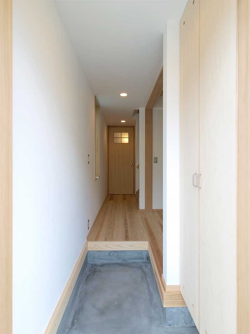 LWH003立川の家　玄関から内部を見る