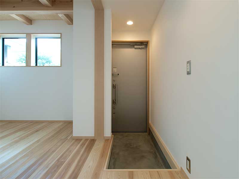 LWH003立川の家　玄関を見る