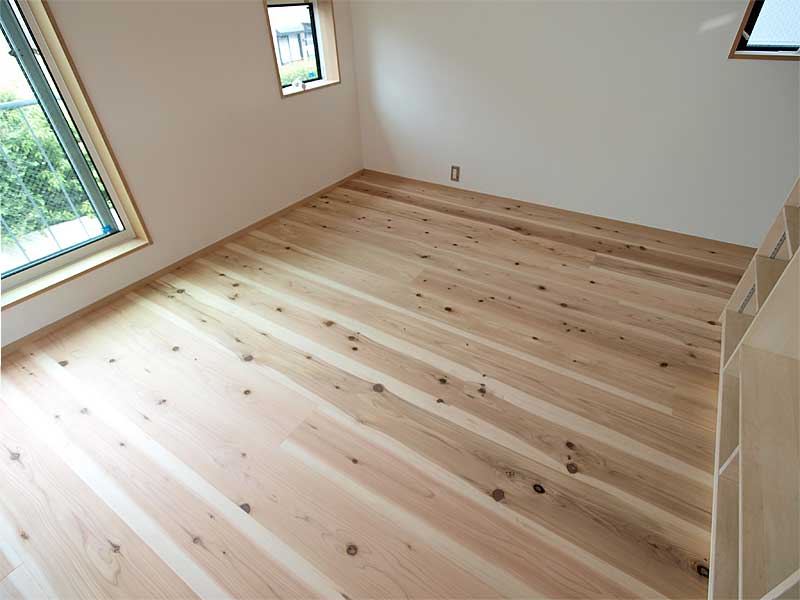 LWH003立川の家　２階床の杉板
