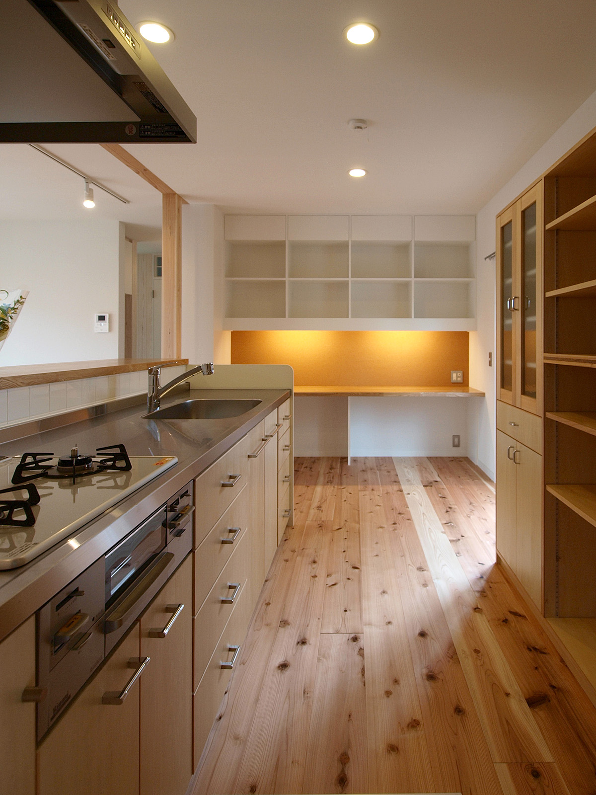 にしこいの家 キッチンから書斎コーナーを見る