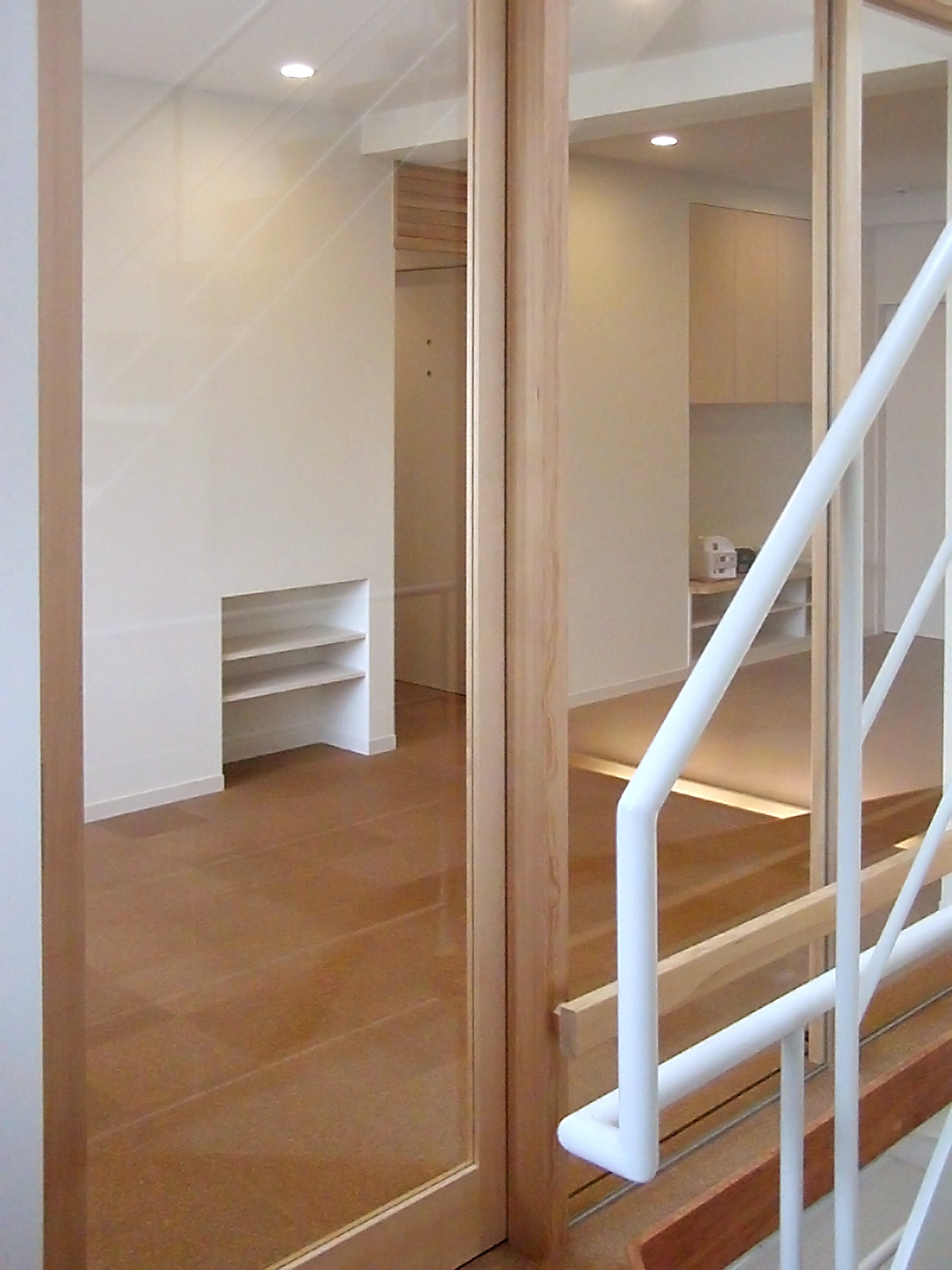 ２世帯住宅　No.４（ナンバーフォー）　2階玄関より室内を見る