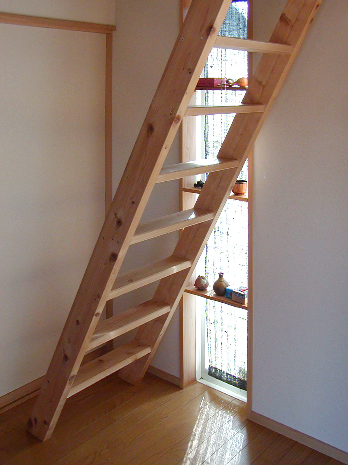 週末住宅 ST-house ハシゴと飾り窓