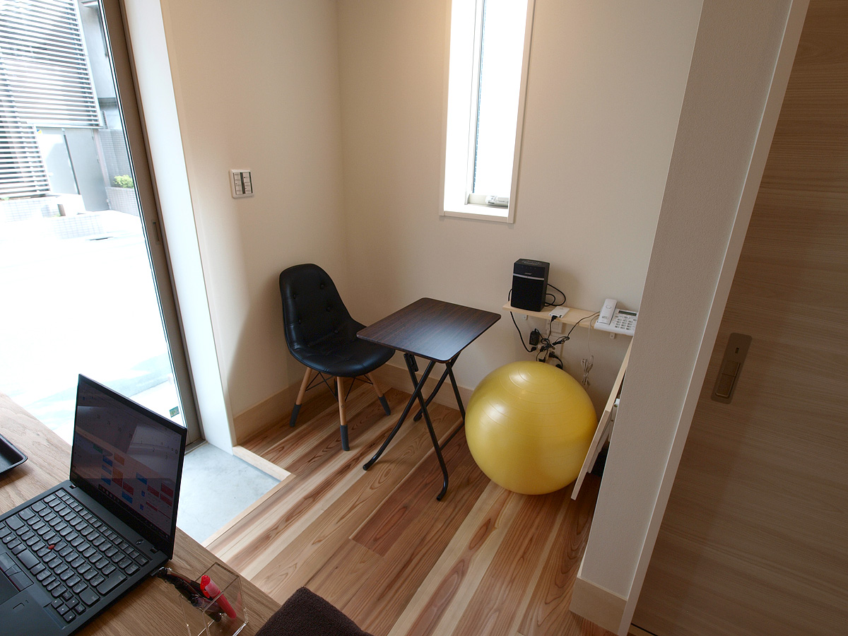 杉板の床のストレッチスタジオ。フェアストレッチ（杉並）