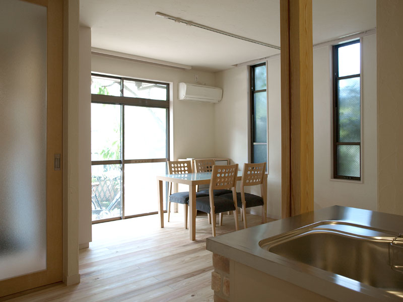 猫と夫婦の家のリフォーム　中野の家R　キッチンからリビング方向