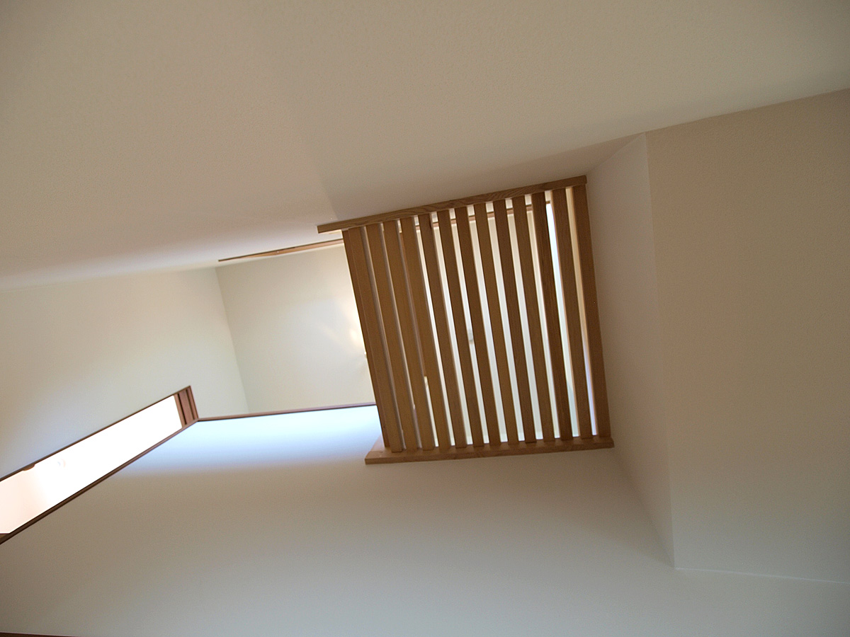 階段上格子床見上げ