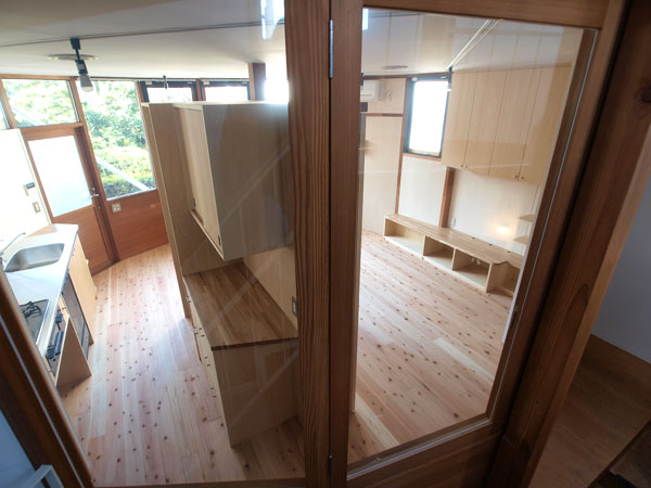 築20年の家リノベーション:石神井の家(R) 階段室から1階を見る