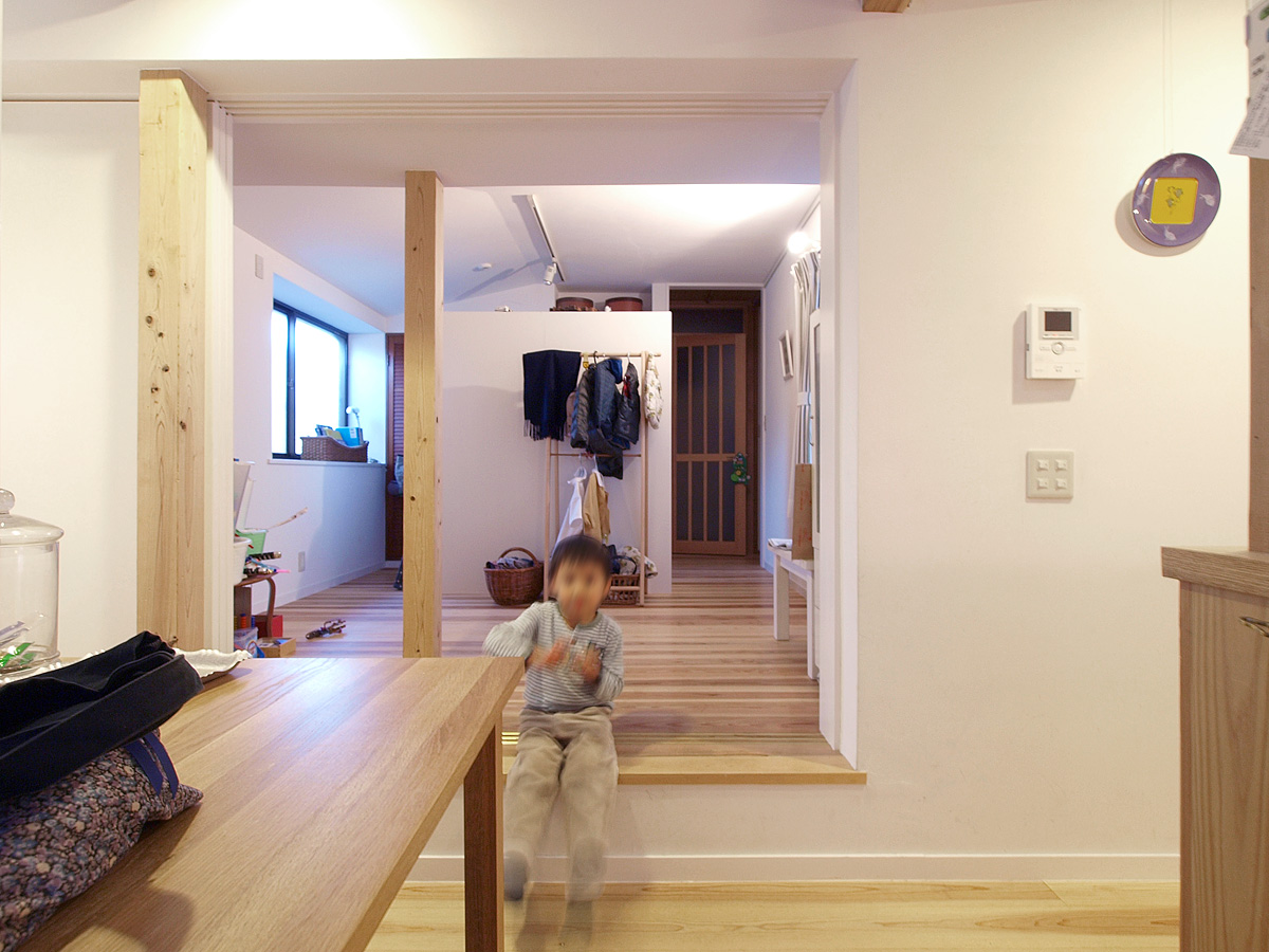 杉並の家R　キッチンから母屋方向