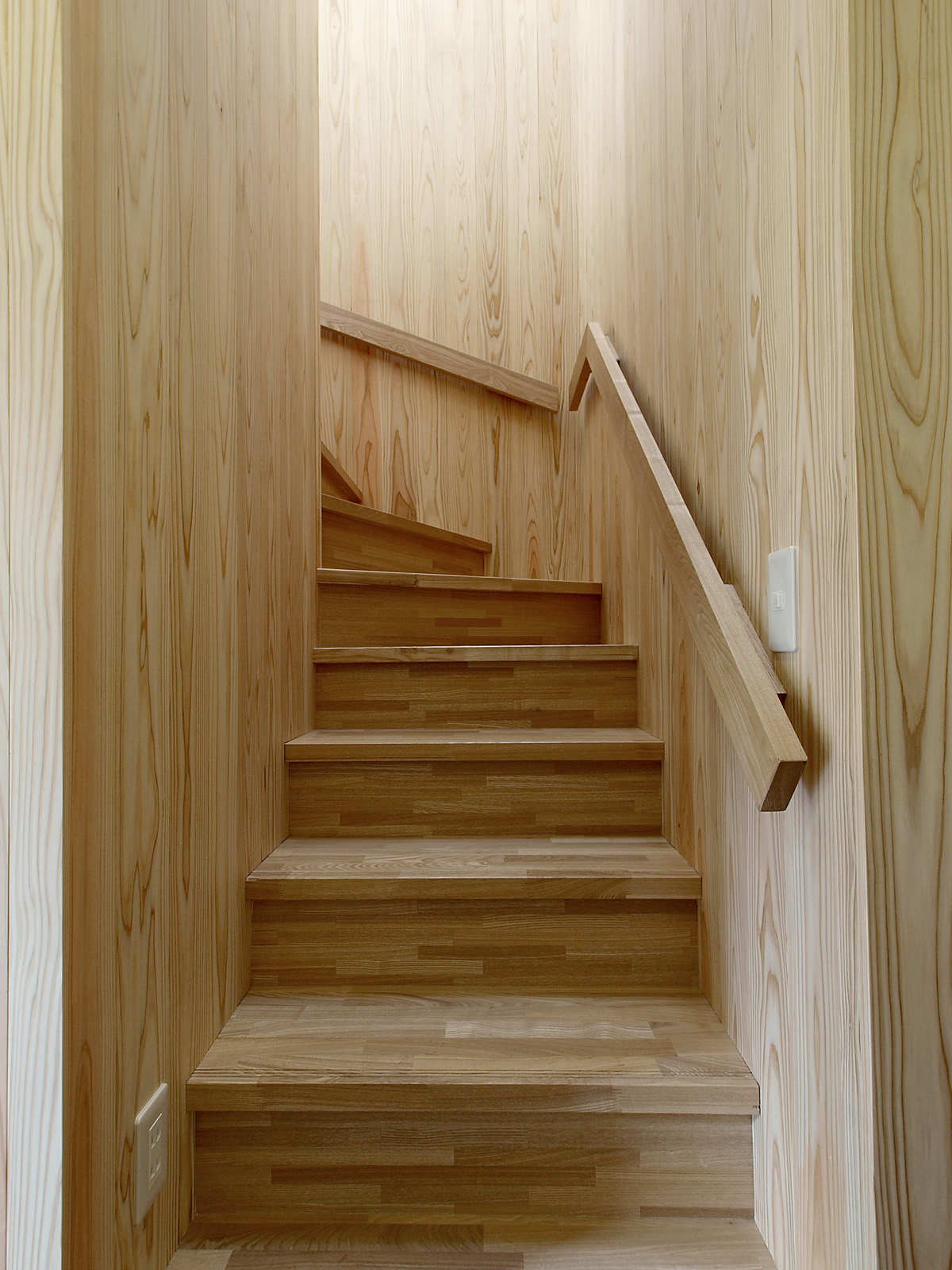 ２世帯で暮らすための住宅改修　杉並の家R　１階階段