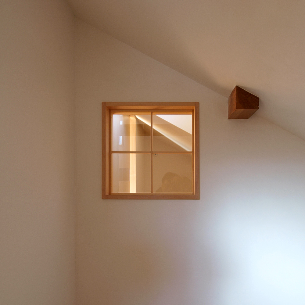 高輪の家R 階段上部の小窓