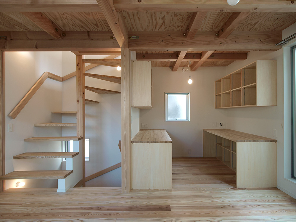 鳥牛之家 書斎 作り付けの机と本棚