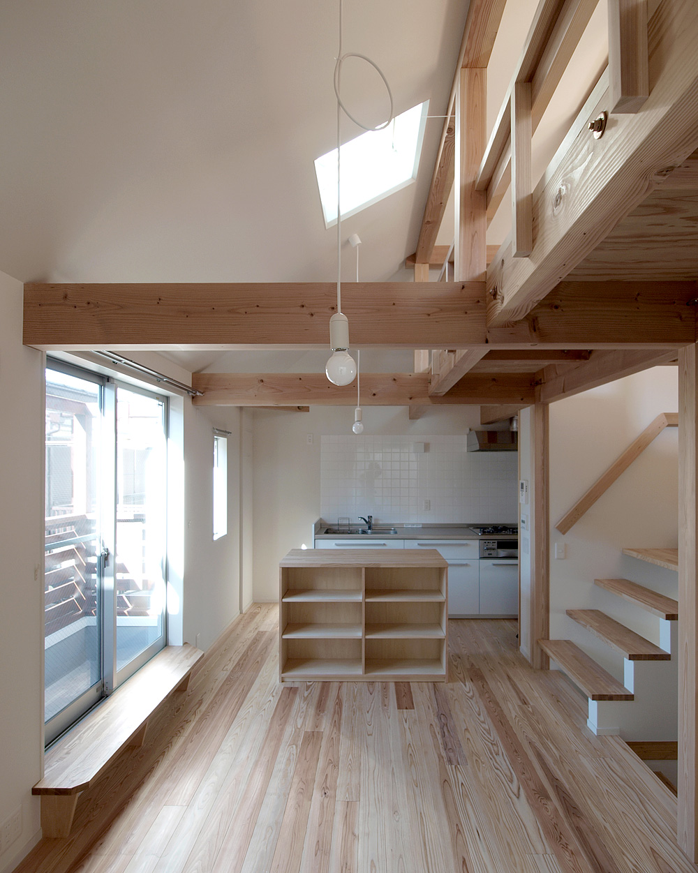 鳥牛之家 リビング キッチン方向