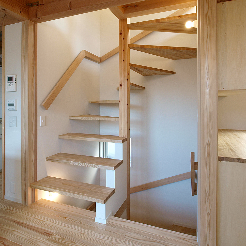 鳥牛之家 ロフトへの階段